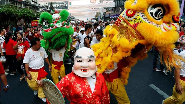 人们表演中国农历新年期间在曼谷唐人街舞狮